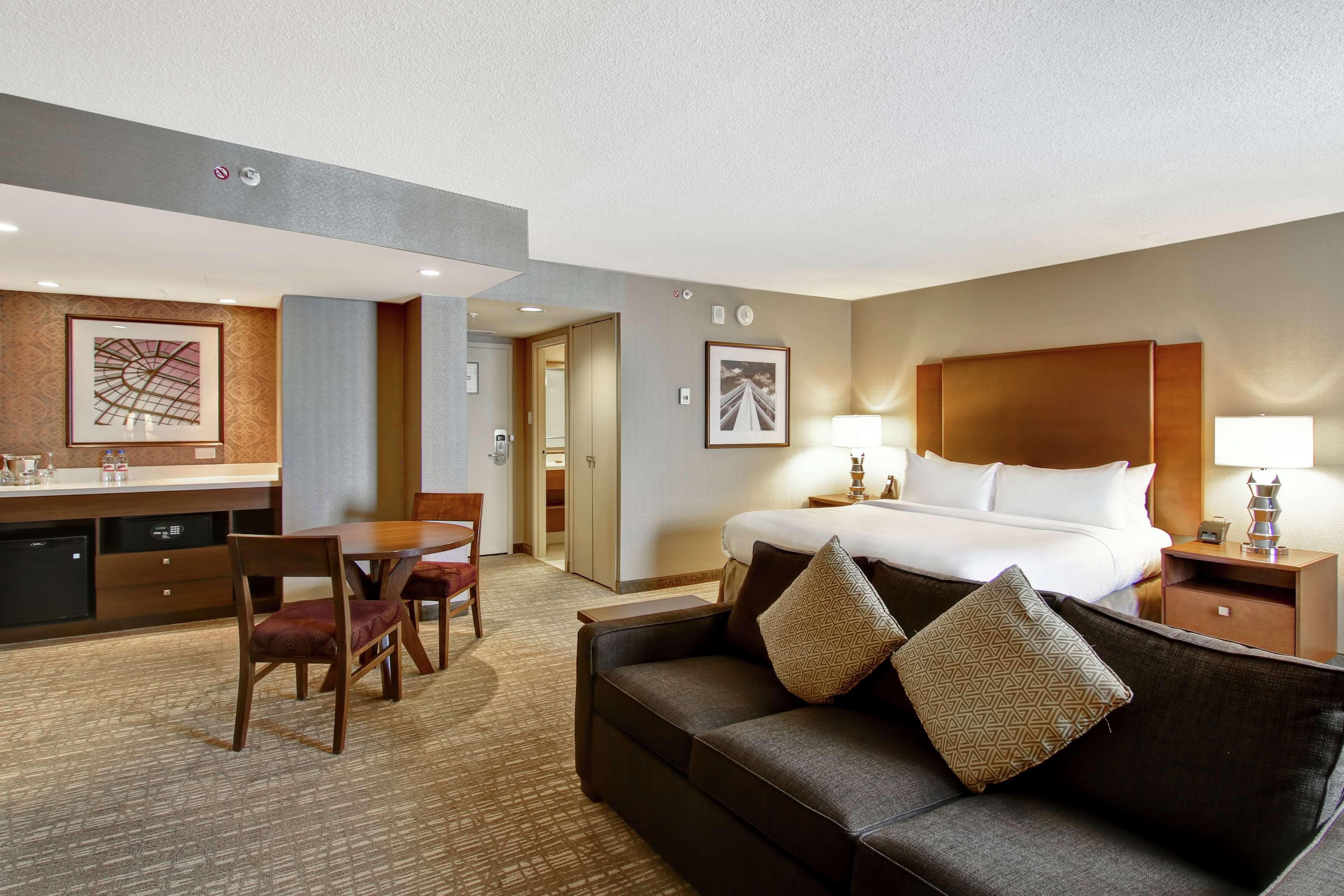 Doubletree By Hilton West Edmonton Hotel Exterior foto